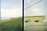 ur le bord de mer, route et écriture rouge, Maroc, en 2001© Photo Deborah Metsch