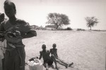 des jeunes sur la route prés de podor, à côté  du fleuve, au Sénégal, en 2010© Photo Deborah Metsch