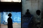 femme en bleu à Saint louis, Sénégal en 2000 © Photo Deborah Metsch