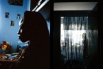 jeune étudiante à sa maison, en bleu à Dakar, Sénégal en 2000 © Photo Deborah Metsch