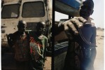 Sur la route, des garçons devant un camion, me tendent la main, Sénégal en 2002© Photo Deborah Metsch