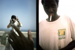homme à la cigarette et un japonais tient son appareil photo sur la corniche à Dakar, Sénégal en 2000 © Photo Deborah Metsch