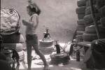ma fille danse dans un garage à poser au Sénégal en 2010© Photo Deborah Metsch