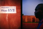 mon ami dans la rue et écrits murs, série rouge, à Bamako au Mali en 2001 © Photo Deborah Metsch
