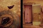une poule dans une cour aux mur rouge, à Bamako au Mali, en 2001 © Photo Deborah Metsch