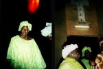 des femmes en tenues de fête sortent de l'église, série rouge, en Casamance au Sénégal en 2001 © Photo Deborah Metsch