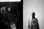 le jour des élection, un jeune homme volé au mur,, série noir et blanc, au Mali, en 2000 © Photo Deborah Metsch